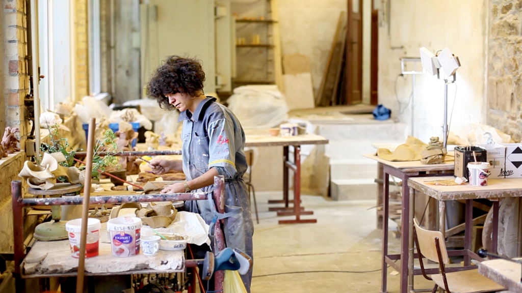 Jana Mertens in der Keramikwerkstatt / © Felix Bielefeld