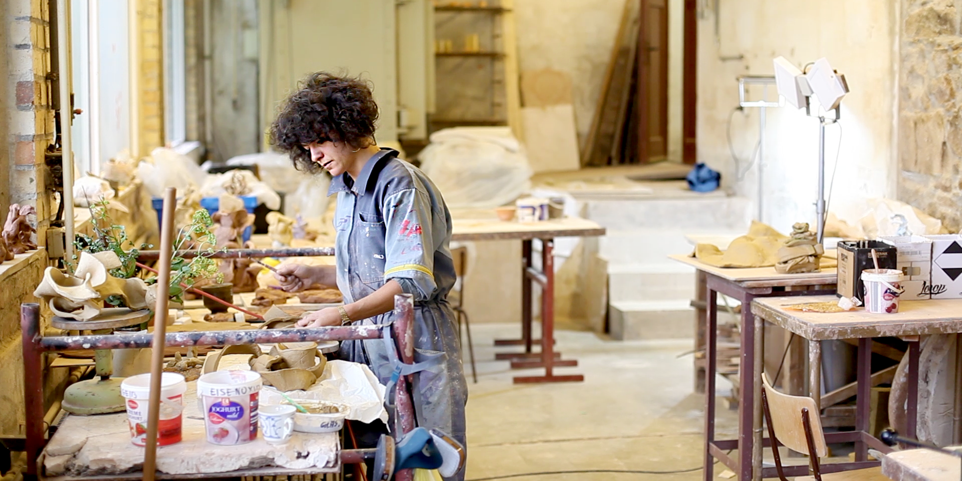 Jana Mertens in der Keramikwerkstatt / © Felix Bielefeld